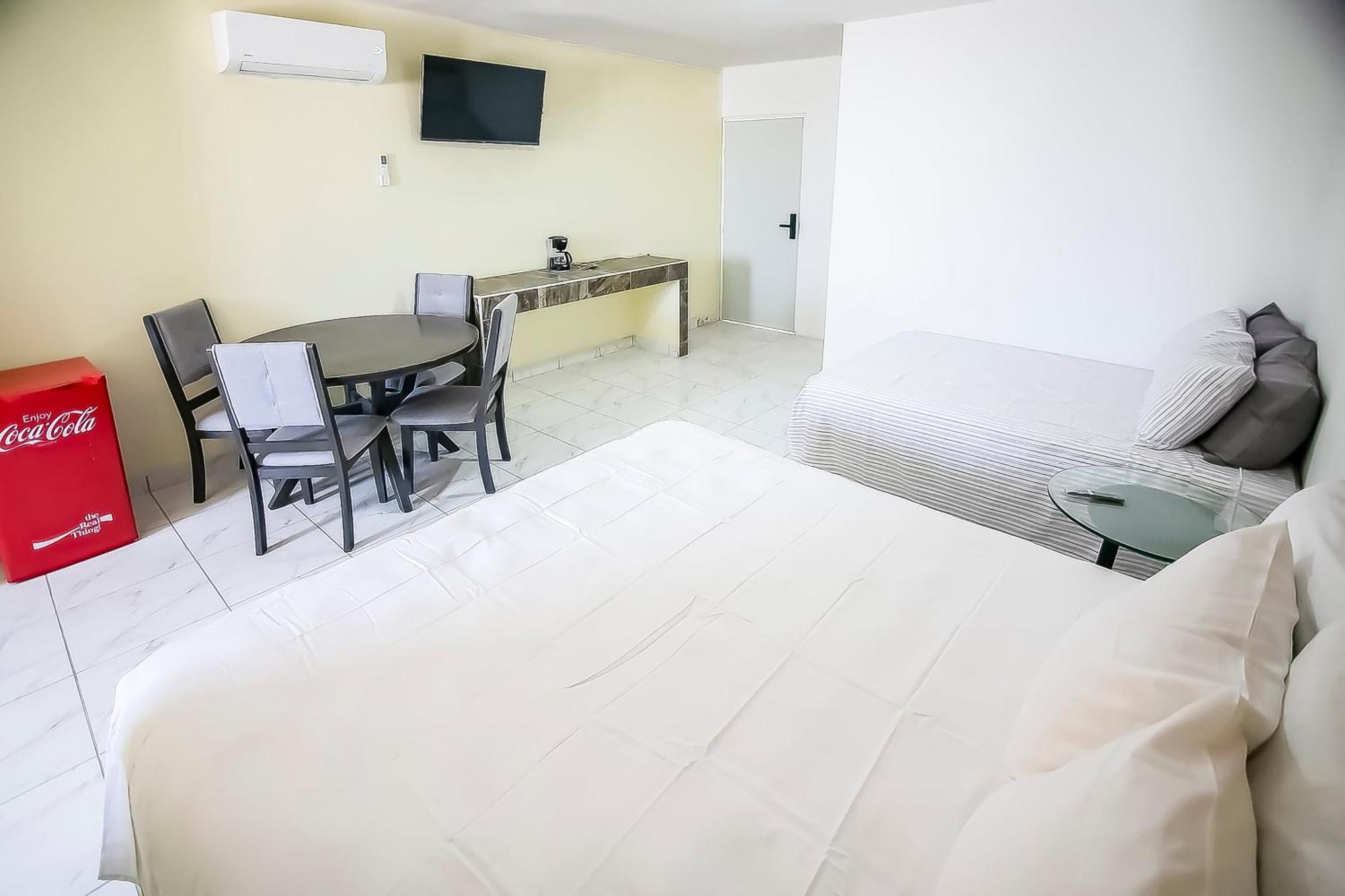 Oyo Hotel Plaza Las Torres, Кабо-Сан-Лукас Екстер'єр фото